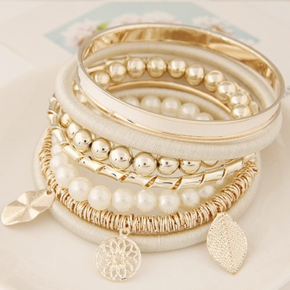Jewelry - GOLDEN LEAVES AND FLOWER PENDANTS BANGLE - WHITE
